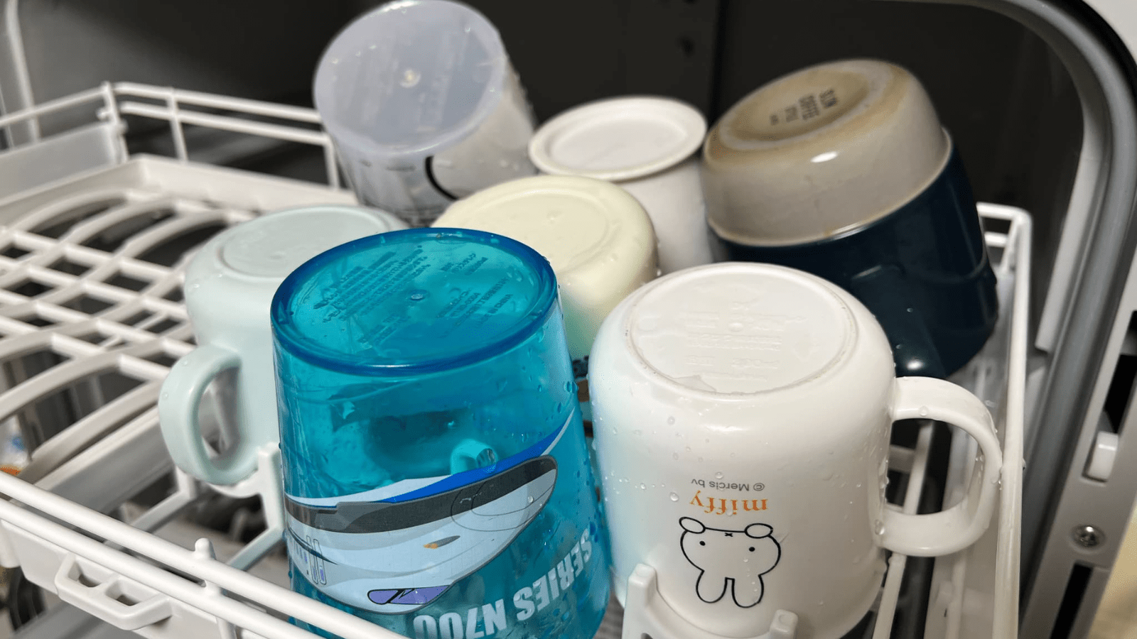 食洗機にコップを並べた様子