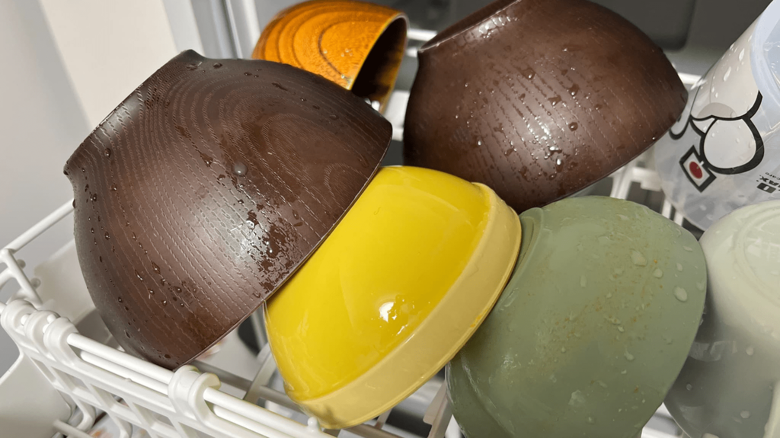 食洗機にお椀を並べた様子