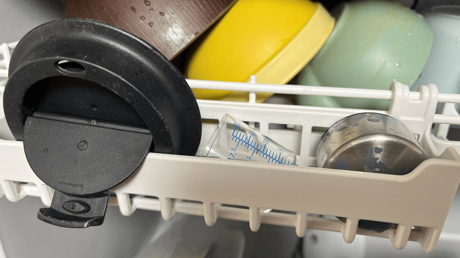 食洗機に小物を並べた様子