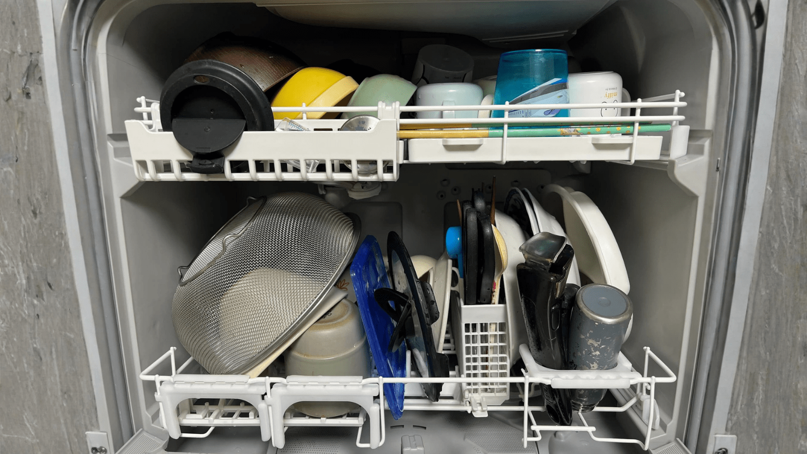 食洗機にお皿を入れた様子