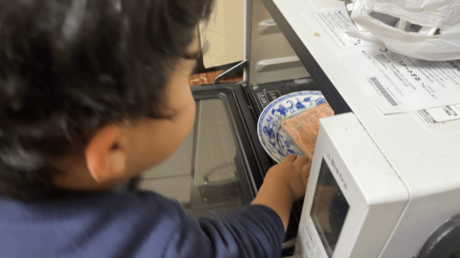 モグモを調理するこども