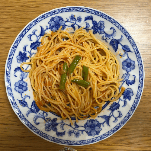 モグモのちゅるっとくるくる 野菜とベーコンのナポリタン