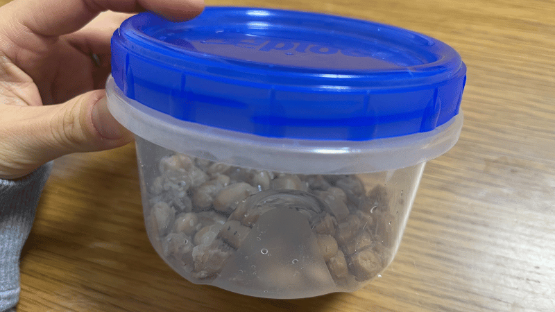 シェフの無添つくりおきをタッパーに移す